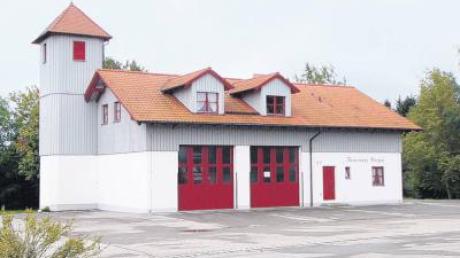 Die roten Holztore am Feuerwehrhaus Pürgen sollen verkauft werden. Die Gemeinde ersetzt sie durch neue Sektionaltore. 