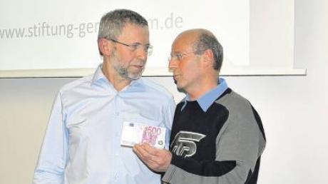 Ludwig Streicher (rechts) nahm eine 500-Euro-Spende von Peter Raithel vom Schondorfer Verein „Gemeinsam“ für seine Sozialkaufhäuser entgegen. 