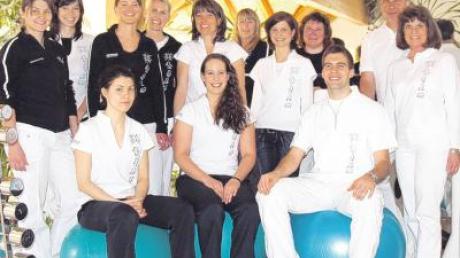 Die Mitarbeiter der Physiotherapie Storhas und die Familie (rechts, ganz in Weiß) Kasimir, Sigrid und Simon Storhas. 