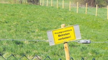 Ein Zaun soll störende Eindringlinge von zwei Wiesengrundstücken in der Mühlau fernhalten. Die Gemeinde hält diese Einfriedung für unzulässig.  