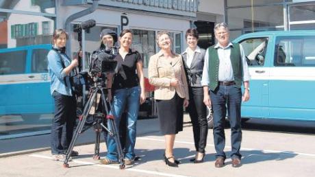 Dreharbeiten beim Autohaus Ressle in Ludenhausen mit BR-Kamerateam, Autorin Carolin Mayer sowie Bernhard, Ingrid und Isabella Rauch. 