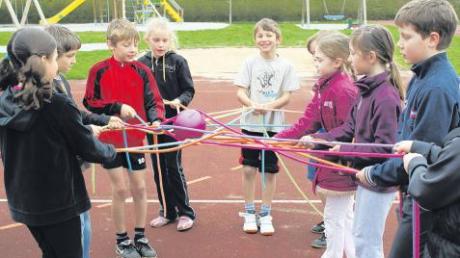 Großen Spaß machte das Geschicklichkeitsspiel „Ei im Nest“, bei dem die Kinder mit lose geknoteten Seilen einen Ball über eine bestimmte Distanz transportieren mussten. 