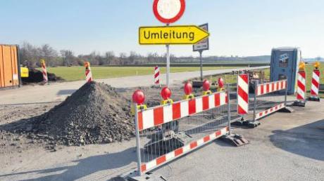 Die Ortsverbindung Prittriching-Winkl wird derzeit saniert. Weil an der Einmündung zur Kreisstraße zwischen Scheuring und Prittriching eine neue Abbiegespur entsteht, muss die Straße Prittriching-Scheuring gesperrt werden.  
