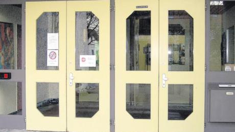 Der Eingangsbereich der Rotter Schule an der Dießener Straße wird in diesem Jahr ebenfalls saniert.  
