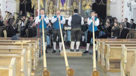 Drei Alphörner begegneten dem Orchester mit einem alpinen Solo in der Pfarrkirche Mariä Verkündigung.  