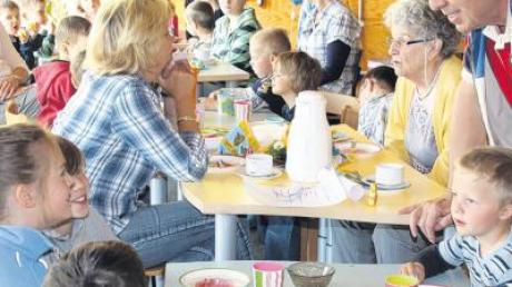 Die Kinder des Penzinger Kindergartens St. Martin luden die Bewohner des Betreuten Wohnens zu einem Osterfrühstück. 