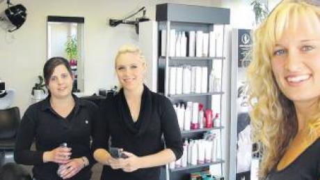 Nadine Ehrich bildet bei Magic Hair aus: Michelle Wagner und Kathrin Lorenz (von rechts nach links) lernen bei ihr das Friseurhandwerk.  Foto: Reschke