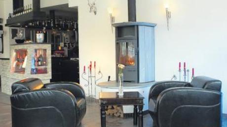 Modernes Ambiente in Erpfting. Aus dem alten Gasthof wurde ein Café mit Bar, Lounge und Biergarten. 