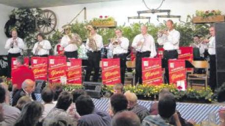 Seit 25 Jahren gibt es Konzerte mit mährischer Blasmusik im Mayr-Stadel in Schwabhausen. Zum Jubiläum begeisterte „Gloria“ mit Virtuosität und Vollgas-Blasmusik. 