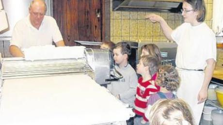 Die Penzinger Kindergartenkinder in der Bäckerei Schwark. 