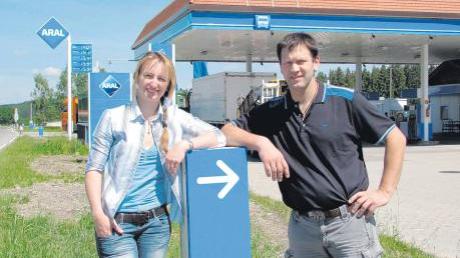 Nach einer Woche Umbauarbeiten präsentierten Harald und Bianca Mack ihre Tankstelle an der B17 bei Kinsau von außen mit Aral, bei Shop und Getränkemarkt bleibt der bisherige Partner Allguth.  