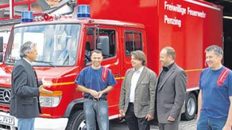 Bei der Übergabe des neuen Gerätewagens an die Penzinger Feuerwehr waren dabei (von links): Bürgermeister Johannes Erhard, Kommandant Thomas Schmid, Thomas Jännert (Aufbauhersteller), Tim Löhrmann (Medele & Geyer) und stellvertretender Kommandant Franz Weber. 