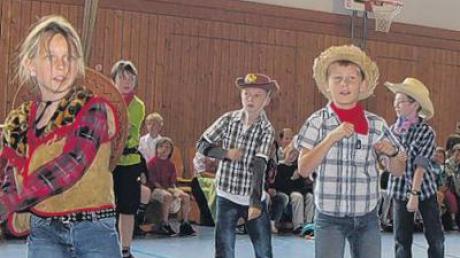 Als tanzende Cowgirls und Cowboys präsentierten sich die Viertklässler aus Finning. 