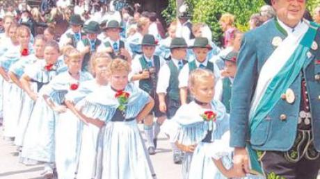 Zahlreiche Kinder nahmen am Umzug zum Gaufest 2002 in Seestall teil. 