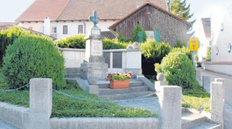 Das 1899 gegenüber der Penzinger Pfarrkirche errichtete und 1979 zuletzt erneuerte Kriegerdenkmal wird saniert. 