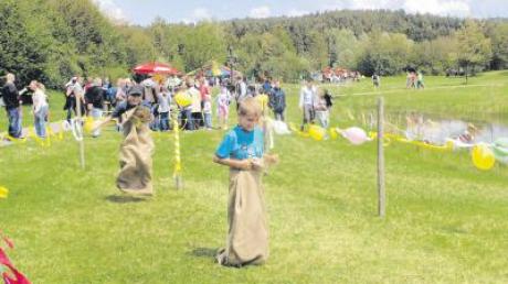 Sommerfest bei Regens Wagner Holzhausen: Sackhüpfen macht Spaß.