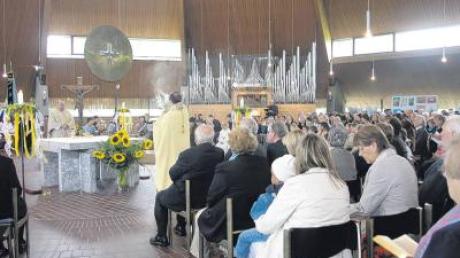 Das 40. Kirchweihjubiläum ist am Sonntag in Maria am Wege in Windach gefeiert worden, am Altar sind Pfarrer Robert Neuner und Erzabt Jeremias Schröder (rechts) zu sehen.  