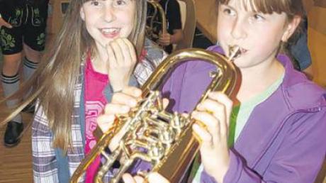 Die Zwillinge Lea und Selina Lindner versuchten sich beim Vorspielabend des Musikvereins Reichling an der Trompete. 