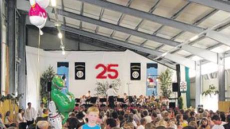 Zum Abschluss der Jubiläumsfeierlichkeiten in Thaining waren viele Kinder und Jugendliche auf der Konzertbühne und auch im Publikum. 