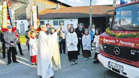 Pfarrer Martin Rudolph spendete den kirchlichen Segen für den neuen Versorgungs-Lkw der Feuerwehr Penzing. 