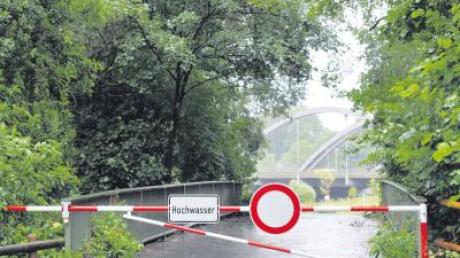 Justament nach der Bürgerversammlung war gestern die Zufahrtsstraße zum Echinger Klärwerk wegen Hochwassers gesperrt.  