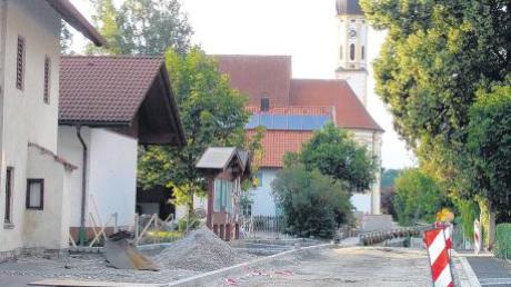 Die Bauarbeiten im zweiten Abschnitt der Dorfstraße laufen auf Hochtouren. Demnächst soll die Tragschicht aufgebracht werden.  