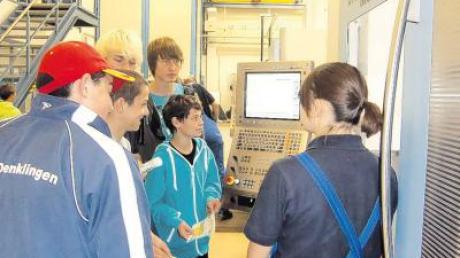 Unter anderem an einer computergesteuerten Fräsmaschine konnten sich die Schüler bei Hirschvogel über Berufe und Ausbildung informieren. 