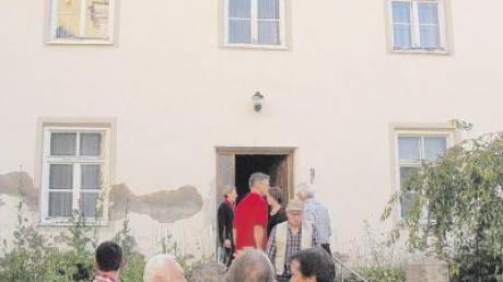 Gemeinde und Kirche wollen auf dem Areal des ehemaligen Pfarrhofes von Windach Wohnraum für Senioren schaffen.