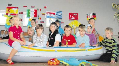 Mit einem Schlauchboot sammelten die Drittklässler der Grundschule Apfeldorf Spezialitäten aus verschiedenen Ländern ein. Eine Reise durch Europa war das Thema des diesjährigen Schulfestes. 