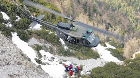 Wenn nichts mehr geht, weder nach unten noch nach oben, dann muss ein SAR-Hubschrauber des Lufttransportgeschwaders 61, wie hier am Jubiläumsgrat, zur Bergrettung eingesetzt werden. 