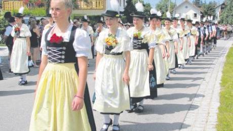 Auch wenn das ganze Dorf bei dem Fest im Einsatz war, marschierten noch zahlreiche Trachtler des Jubelvereins auf.