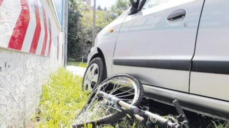 Noch ein ganzes Stück mitgeschleift wurde das Rad eines 19-jährigen Mannes, der gestern in Geltendorf von einem Auto erfasst wurde. 