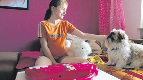 Vanessa und ihr Hund Lena. Das zehnjährige Mädchen hofft sehr, an der Delfintherapie teilnehmen zu können. 