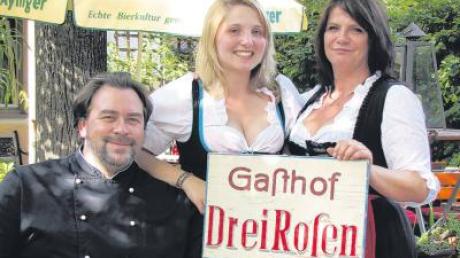 Carmen Lesker (rechts) führt seit Anfang August den Gasthof „Drei Rosen“ in Dießen, unterstützt wird sie dabei von Ehemann Matthias Sachse, der auch in der Küche tätig ist und Tochter Nici. 
