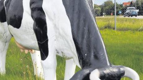 Erst auf den zweiten Blick erkennt der Passant: Diese grasende Kuh ist gar nicht echt. Sie ist eine von vielen Tierfiguren auf der Wiese der Stolz GmbH in Penzing.