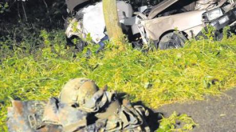 Die beiden 19-jährigen Insassen dieses völlig zertrümmerten Fahrzeugs, darunter ein Bundeswehrsoldat, verstarben noch an der Unfallstelle. 