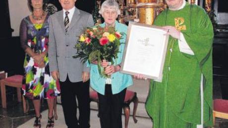 Seit einem Vierteljahrhundert ist Franziska Weber (Mitte) in Prittriching als Mesnerin tätig. Ursula Weber von der Kirchenverwaltung, Kirchenpfleger Richard Ditsch und Dekan Fritz Kahnert gratulierten. 