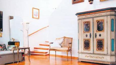 Designerin Lola Paltinger liebt Foxterrier, hier im Bild Heidi in ihrem Zuhause.