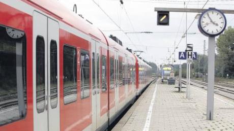 Der Ausbau der S-Bahnstrecke der S4 soll auch im Landkreis Landsberg ein Thema werden, das wünscht sich Grünen-Gemeinderat Horst Kürschner aus Geltendorf, der dafür Unterschriften sammelt.  