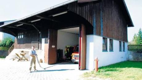 Die Ramsacher Brandschützer wollen, dass ihr aktuelles Domizil an der Dorfstraße saniert wird. Die Gemeinde favorisiert einen Neubau an der ehemaligen Schule. 