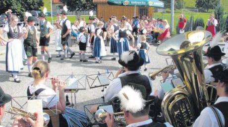 Zur Musik der Trachtenkapelle zeigte die Apfeldorfer Trachtenjugend einige Tänze vor den zahlreichen Besuchern. 