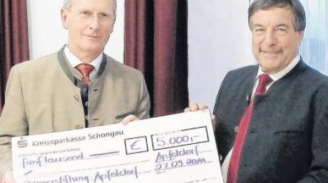 Für die neue Stiftung überreichte Fritz Lutzenberger, Vorsitzender der Sparkasse Schongau (links), Bürgermeister Georg Epple 5000 Euro Startkapital. 