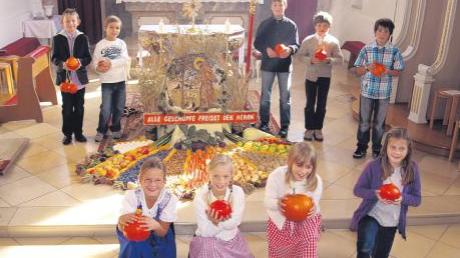 Erntedankaltar in Reichling, in St. Nikolaus: die Erstkommunionkinder des Jahres 2011 brachten ihre Kürbisse mit zur Messfeier. 