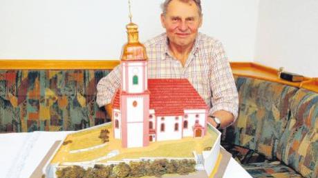 Zum 60. Geburtstag erhielt Kirchenpfleger Leonhard Forschner ein Modell „seiner“ Reichlinger Pfarrkirche, für die er sich seit 40 Jahren mit großem Engagement einsetzt.  