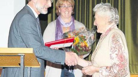 Pfarrer Norbert Marxer und Helga Weh ehrten Fanny Heinle beim Pfarrfamilienabend in Kaufering. 