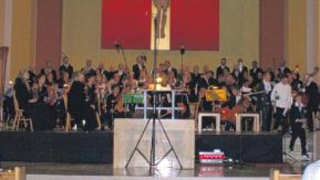 Chor, Orchester und ein neuer Kinder- und Jugendchor der Pfarreiengemeinschaft Utting-Schondorf haben am Sonntag ein Konzert in der Kirche Heilig Kreuz in Schondorf gestaltet. 