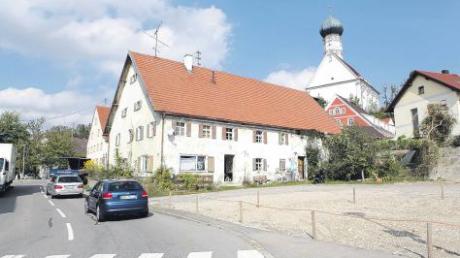 Das alte Wohnhaus des „Schmitterbauer“-Hofs steht noch, der baufällige Stadel ist abgerissen. Es gibt zwar auch Befürworter für einen Komplettabriss, der Marktgemeinderat will das Wohnhaus aber erhalten. 