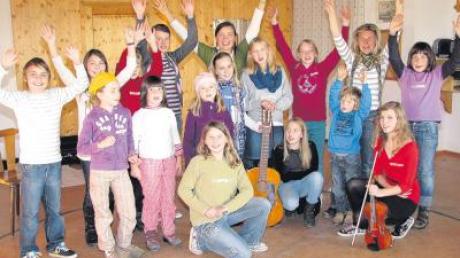Viel Spaß im wiederbelebten Apfeldorfer Kinderchor haben die Kleinen unter der Leitung von Ulrike Kölbl (hinten).  