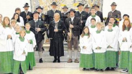 Am Ende des Gottesdienstes entstand dieses Foto der Jagdhornbläser zusammen mit den Ministranten.