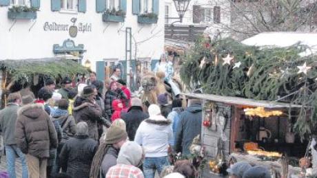 Zahlreiche Besucher säumten im vergangenen Jahr den Kirchplatz und die Flößerstraße beim Weihnachtsmarkt.  